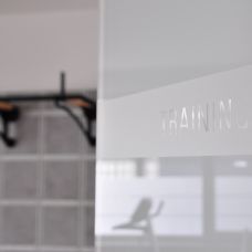 Trainingsbereich hinter Glastür mit Aufschrift Training