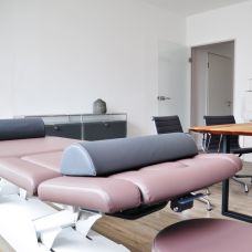 Behandlungsraum mit mehreren Therapieliegen