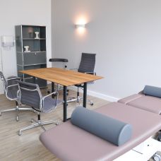 Behandlungsliege mit Nackenrolle im hellen Raum