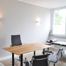 Heller Besprechungs- und Behandlungsraum am Fenster