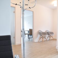 Behandlungsraum mit Therapieliegen und Sitzgruppe